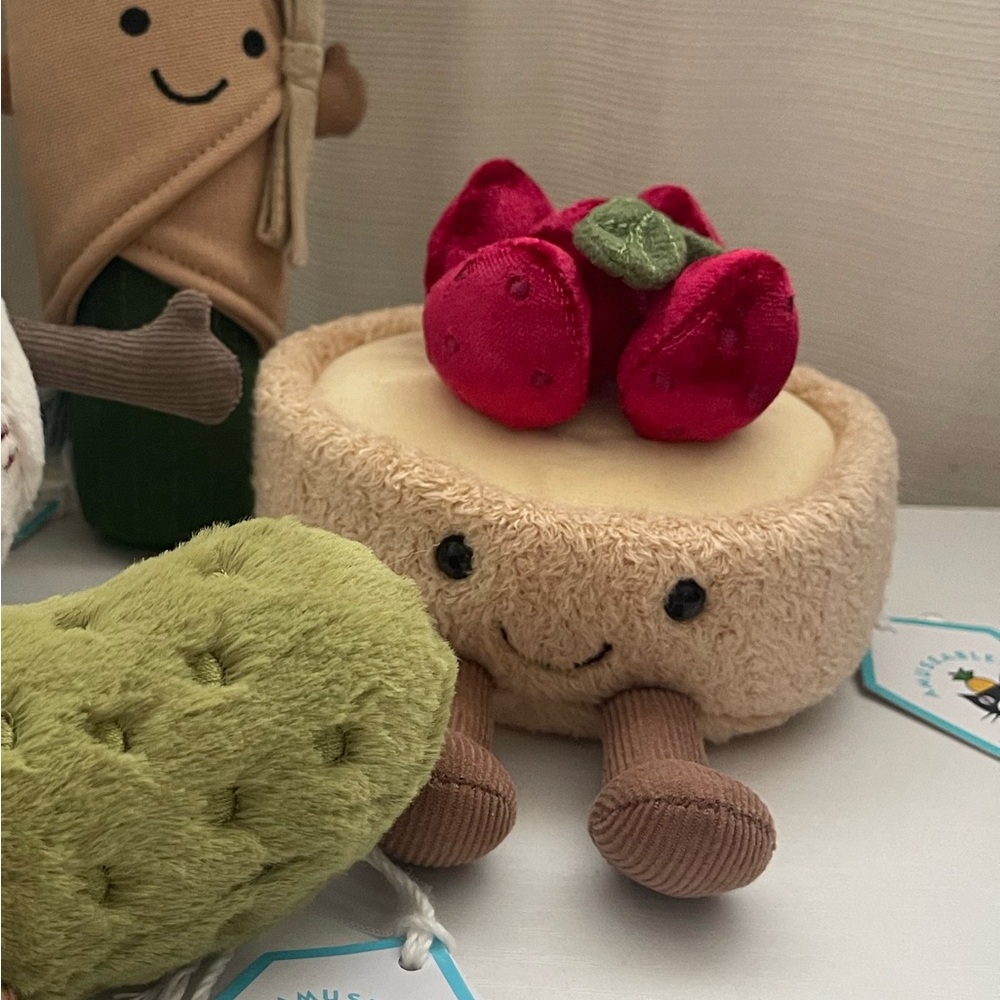Jellycat Amuseables Fleurette Tarte Aux Fraises 
 (Strawberry Tart)